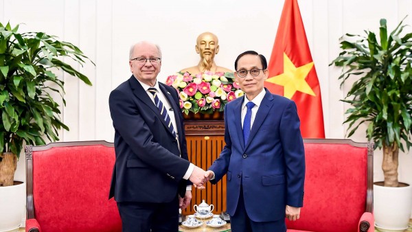 Foreign Minister Le Hoai Trung receives Swedish State Secretary for Foreign Affairs Dag Hartelius
