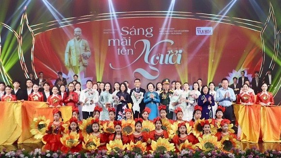 Đêm nghệ thuật lay động hàng triệu trái tim hướng về Bác Hồ