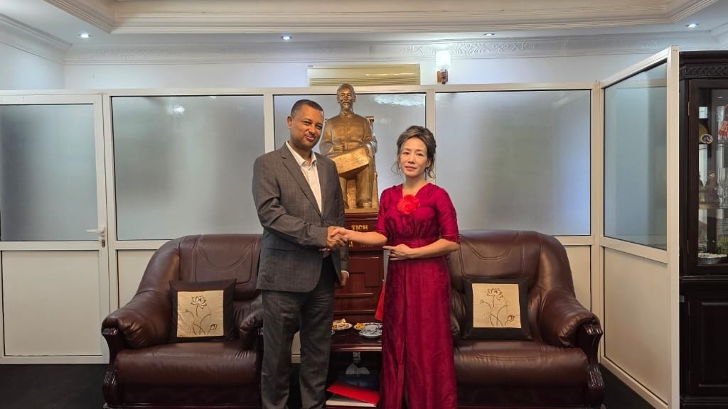 Đại sứ Việt Nam tại Tanzania kiêm nhiệm Ethiopia tiếp Đại sứ Ethiopia và dâng hương kỷ niệm ngày sinh Chủ tịch Hồ Chí Minh