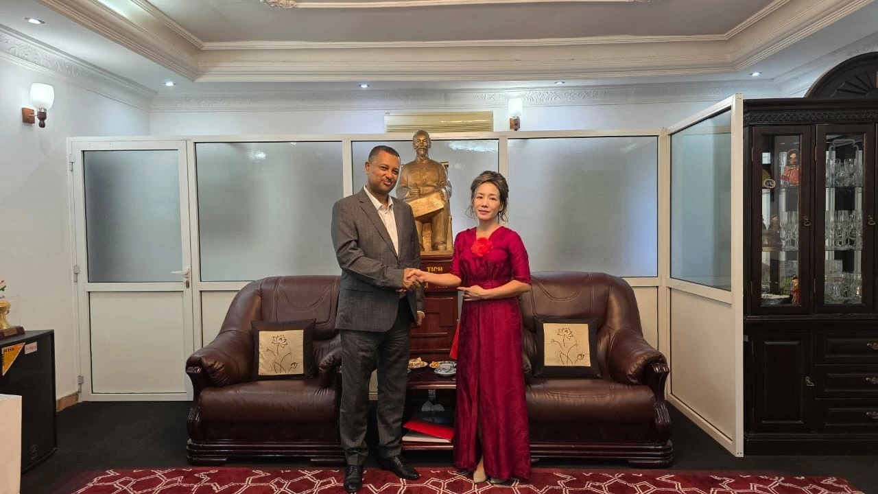 Đại sứ Việt Nam tại Tanzania kiêm nhiệm Ethiopia tiếp Đại sứ Ethiopia và dâng hương kỷ niệm ngày sinh Chủ tịch Hồ Chí Minh