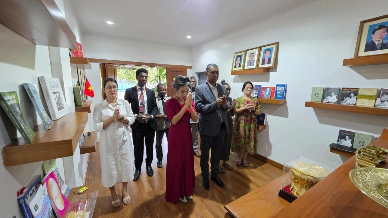 Đại sứ Việt Nam tại Tanzania kiêm nhiệm Ethiopia tiếp Đại sứ Ethiopia và dâng hương kỷ niệm ngày sinh Chủ tịch Hồ Chí Minh