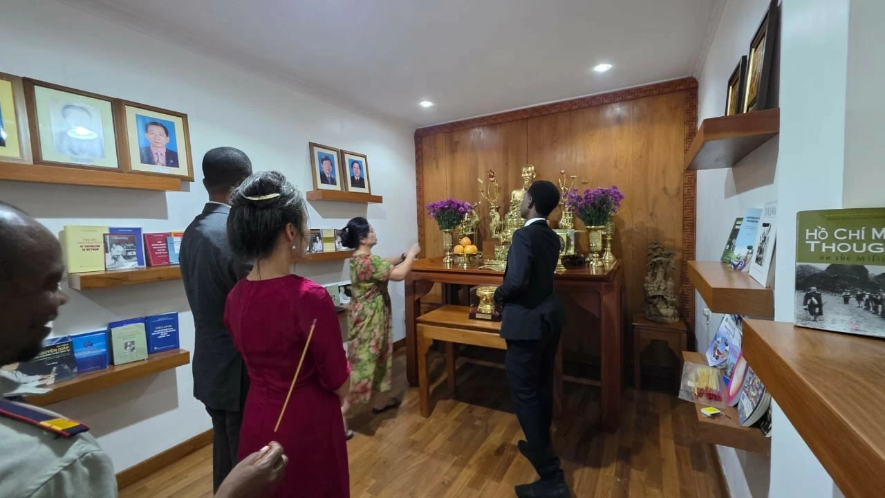 Đại sứ Việt Nam tại Tanzania kiêm nhiệm Ethiopia tiếp Đại sứ Ethiopia và dâng hương kỷ niệm ngày sinh Chủ tịch Hồ Chí Minh