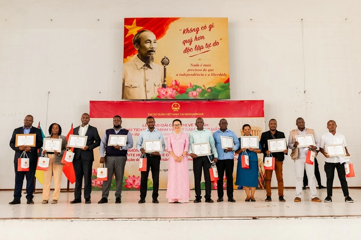 Đại sứ quán Việt Nam tại Mozambique trao giải cuộc thi vẽ tranh về Chủ tịch Hồ Chí Minh Đại sứ quán Việt Nam tại Mozambique trao giải cuộc thi vẽ tranh về Chủ tịch Hồ Chí Minh