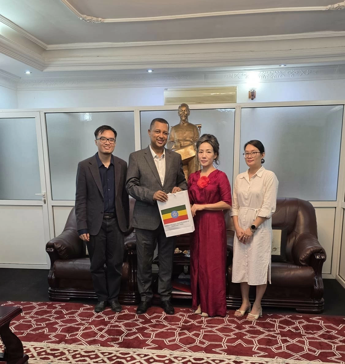 Đại sứ Việt Nam tại Tanzania kiêm nhiệm Ethiopia tiếp Đại sứ Ethiopia và dâng hương kỷ niệm ngày sinh Chủ tịch Hồ Chí Minh