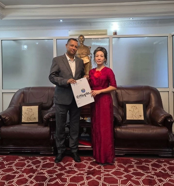 Đại sứ Việt Nam tại Tanzania kiêm nhiệm Ethiopia tiếp Đại sứ Ethiopia và dâng hương kỷ niệm ngày sinh Chủ tịch Hồ Chí Minh