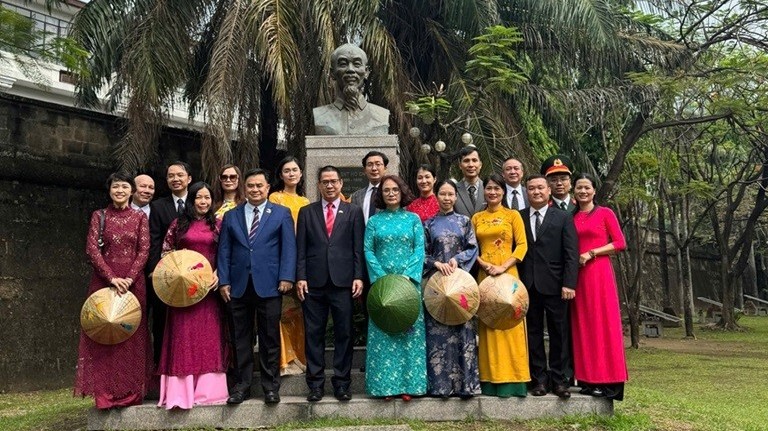 Đại sứ quán Việt Nam tại Philippines dâng hoa tưởng niệm Chủ tịch Hồ Chí Minh