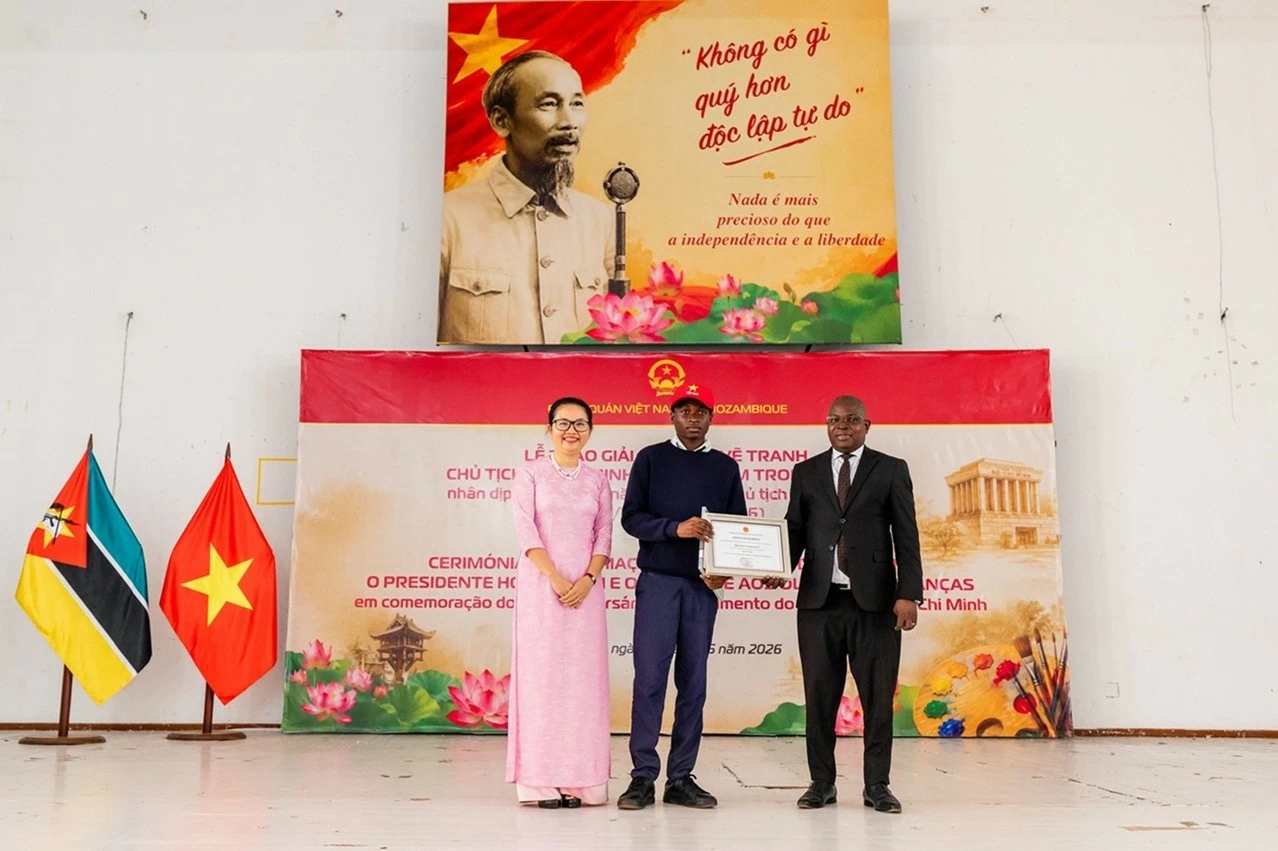Đại sứ quán Việt Nam tại Mozambique trao giải cuộc thi vẽ tranh về Chủ tịch Hồ Chí Minh Đại sứ quán Việt Nam tại Mozambique trao giải cuộc thi vẽ tranh về Chủ tịch Hồ Chí Minh
