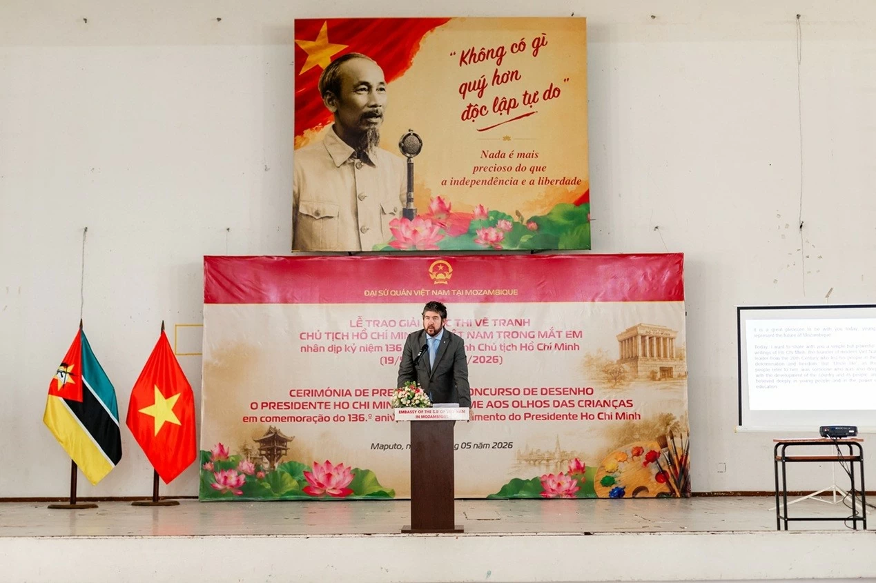 Đại sứ quán Việt Nam tại Mozambique trao giải cuộc thi vẽ tranh về Chủ tịch Hồ Chí Minh Đại sứ quán Việt Nam tại Mozambique trao giải cuộc thi vẽ tranh về Chủ tịch Hồ Chí Minh