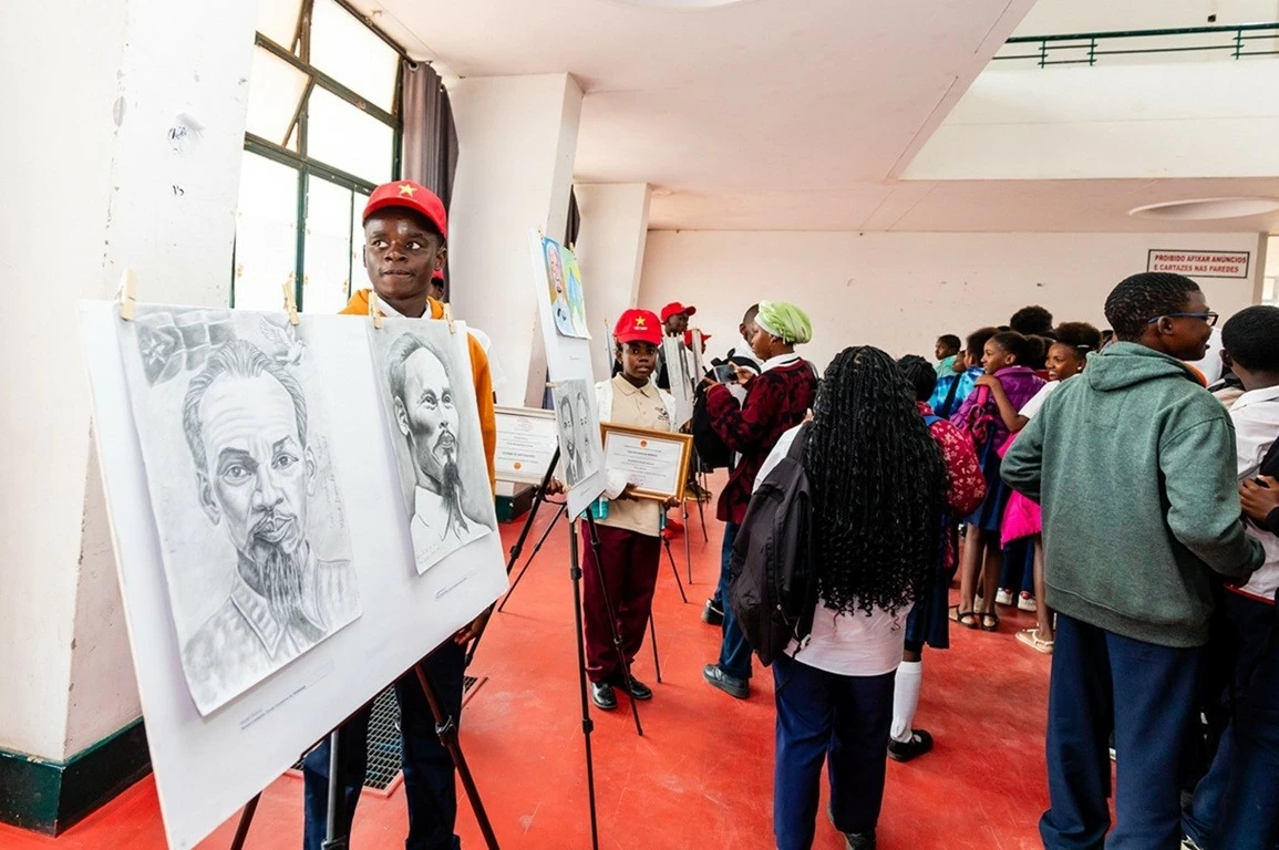 Đại sứ quán Việt Nam tại Mozambique trao giải cuộc thi vẽ tranh về Chủ tịch Hồ Chí Minh Đại sứ quán Việt Nam tại Mozambique trao giải cuộc thi vẽ tranh về Chủ tịch Hồ Chí Minh