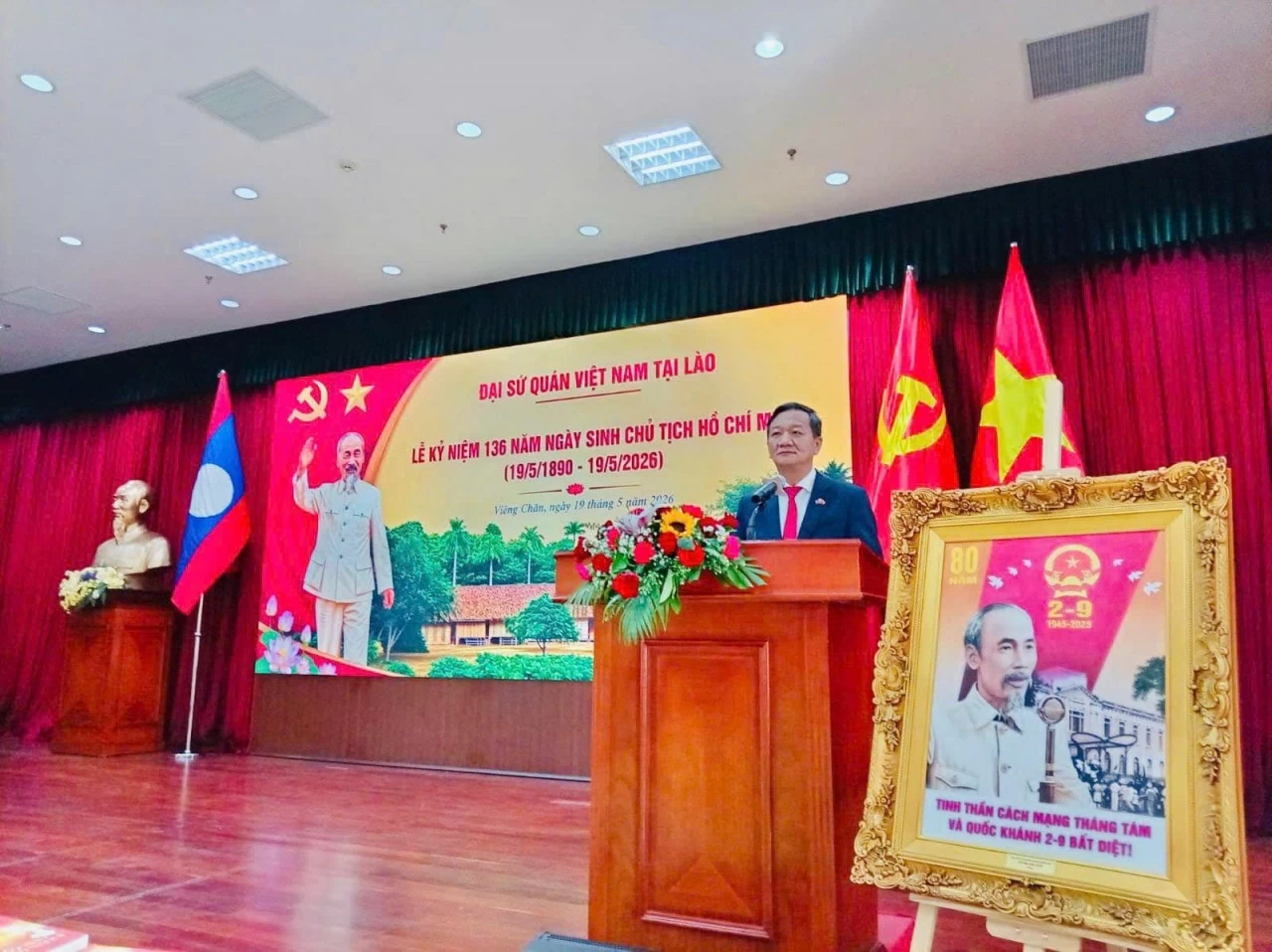 Cộng đồng người Việt tại Lào kỷ niệm 136 năm Ngày sinh Chủ tịch Hồ Chí Minh
