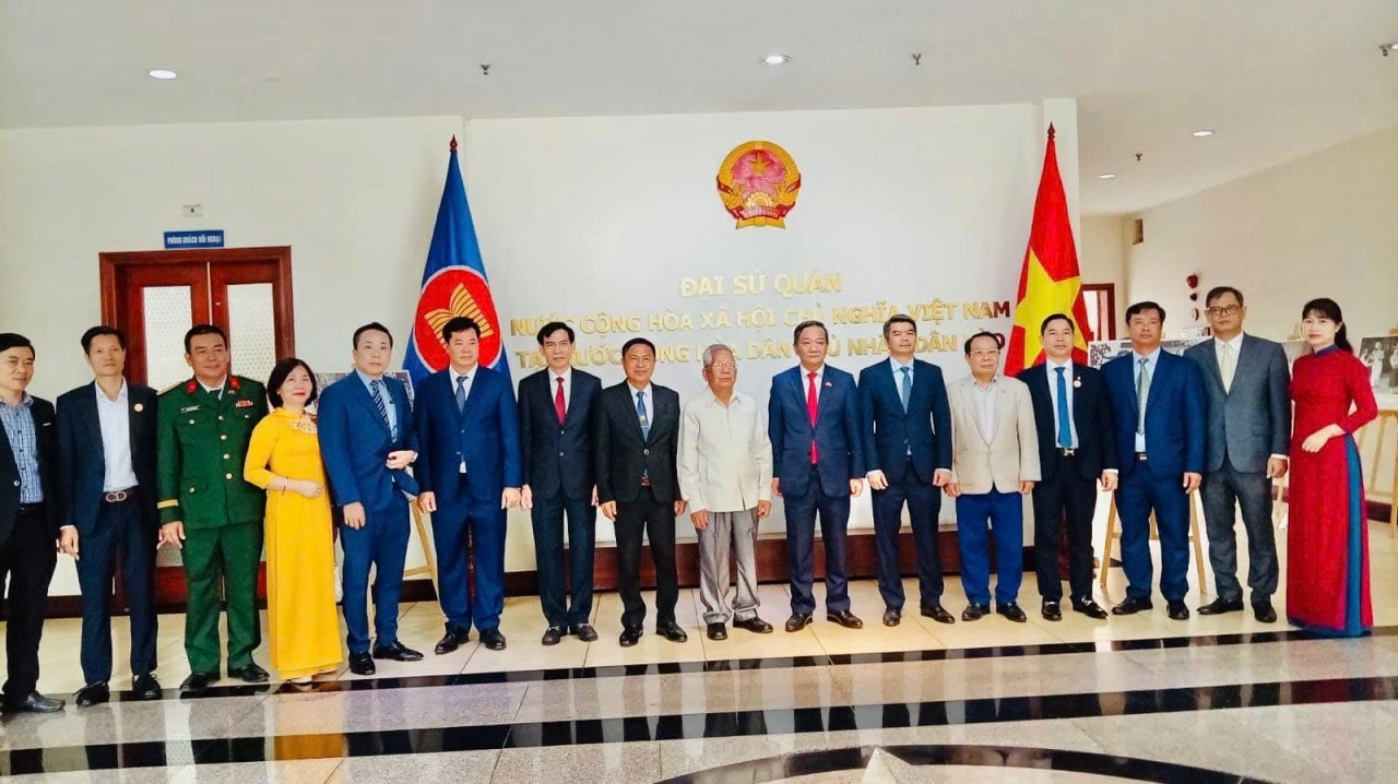 Cộng đồng người Việt tại Lào kỷ niệm 136 năm Ngày sinh Chủ tịch Hồ Chí Minh