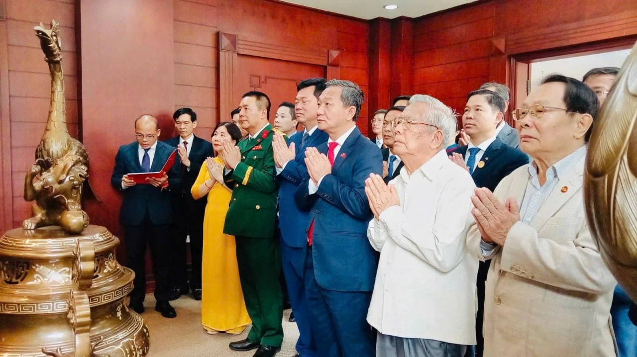 Cộng đồng người Việt tại Lào kỷ niệm 136 năm Ngày sinh Chủ tịch Hồ Chí Minh