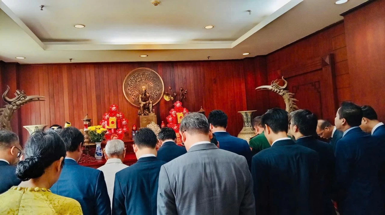 Cộng đồng người Việt tại Lào kỷ niệm 136 năm Ngày sinh Chủ tịch Hồ Chí Minh