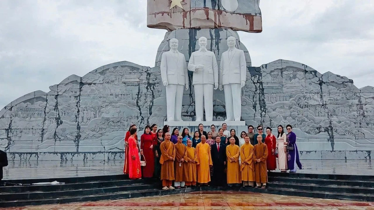 Cộng đồng người Việt tại Lào kỷ niệm 136 năm Ngày sinh Chủ tịch Hồ Chí Minh Cộng đồng người Việt tại Lào kỷ niệm 136 năm Ngày sinh Chủ tịch Hồ Chí Minh