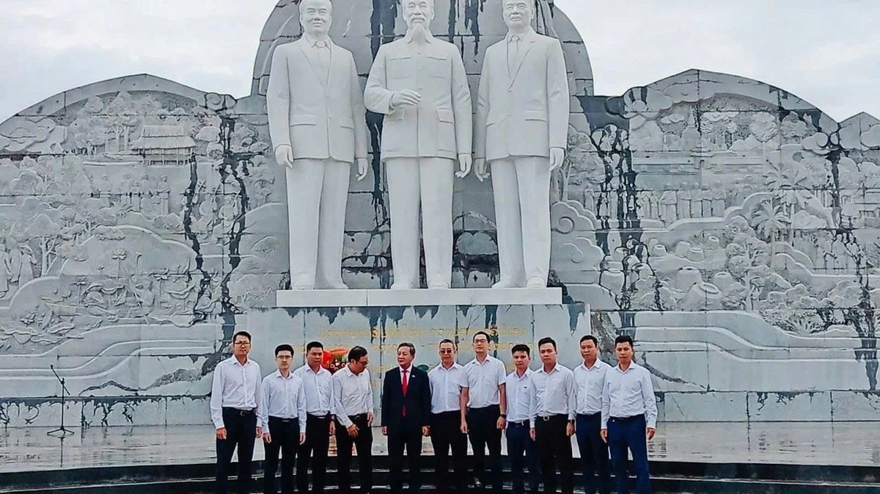 Cộng đồng người Việt tại Lào kỷ niệm 136 năm Ngày sinh Chủ tịch Hồ Chí Minh