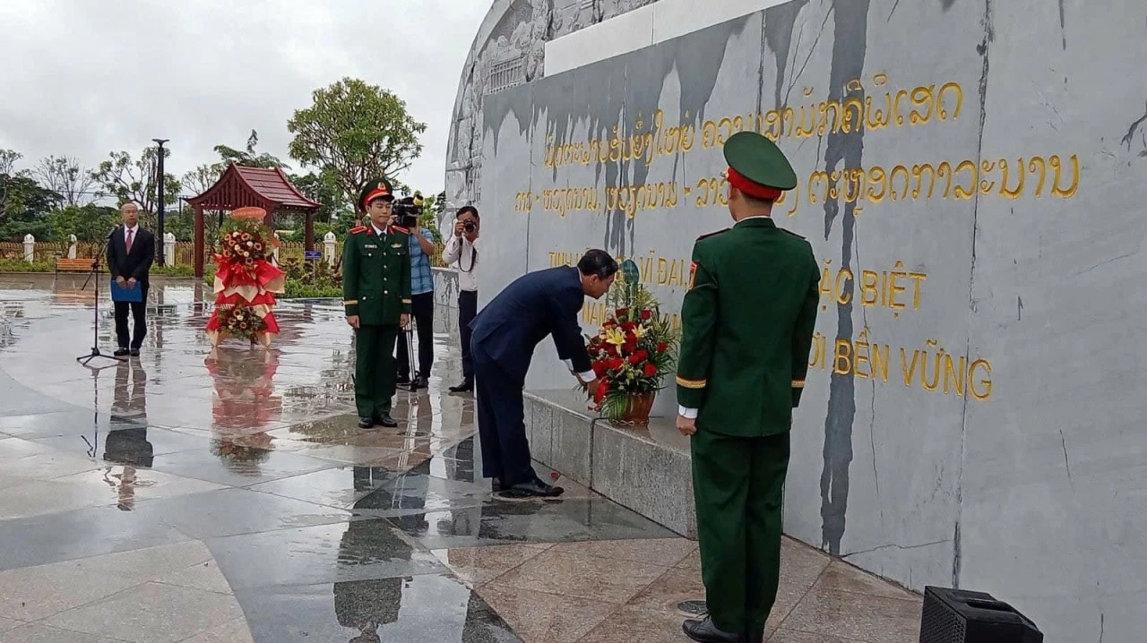 Cộng đồng người Việt tại Lào kỷ niệm 136 năm Ngày sinh Chủ tịch Hồ Chí Minh