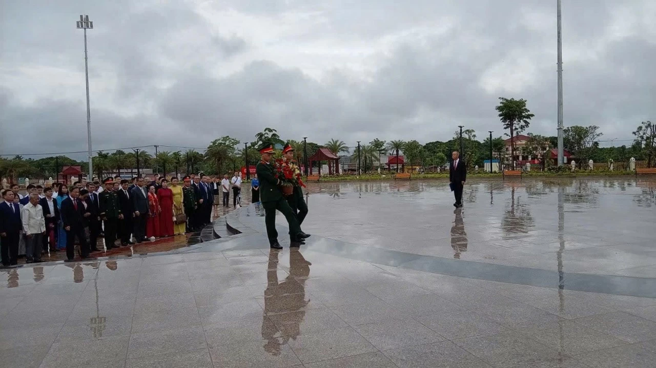 Cộng đồng người Việt tại Lào kỷ niệm 136 năm Ngày sinh Chủ tịch Hồ Chí Minh