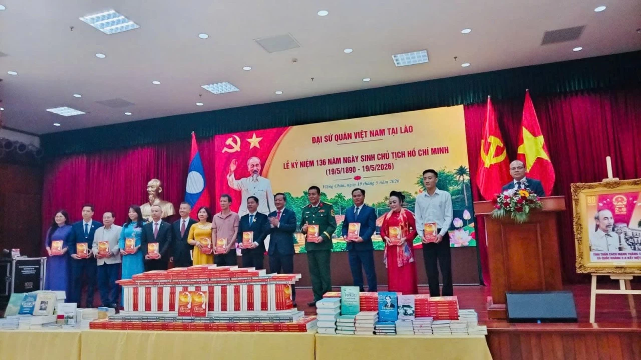 Cộng đồng người Việt tại Lào kỷ niệm 136 năm Ngày sinh Chủ tịch Hồ Chí Minh Cộng đồng người Việt tại Lào kỷ niệm 136 năm Ngày sinh Chủ tịch Hồ Chí Minh