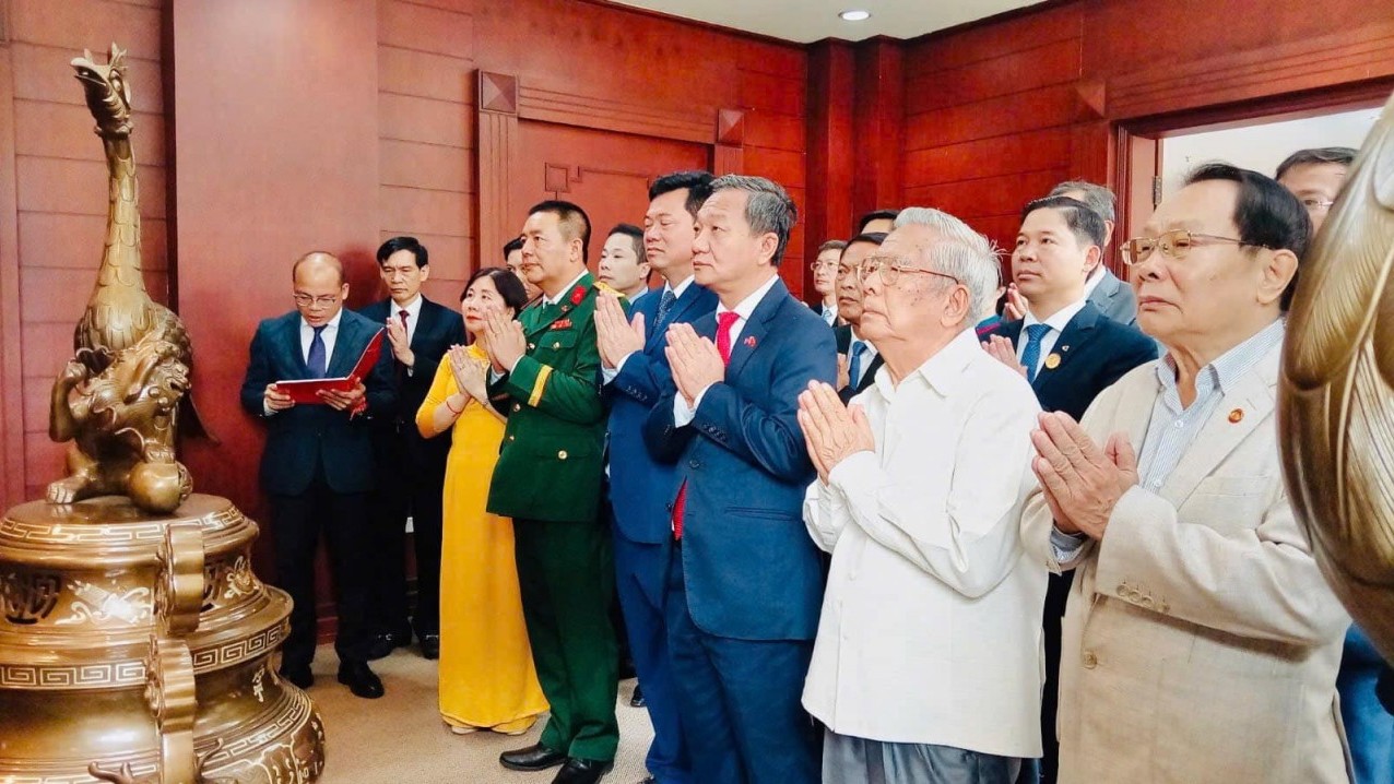 Cộng đồng người Việt tại Lào kỷ niệm 136 năm Ngày sinh Chủ tịch Hồ Chí Minh