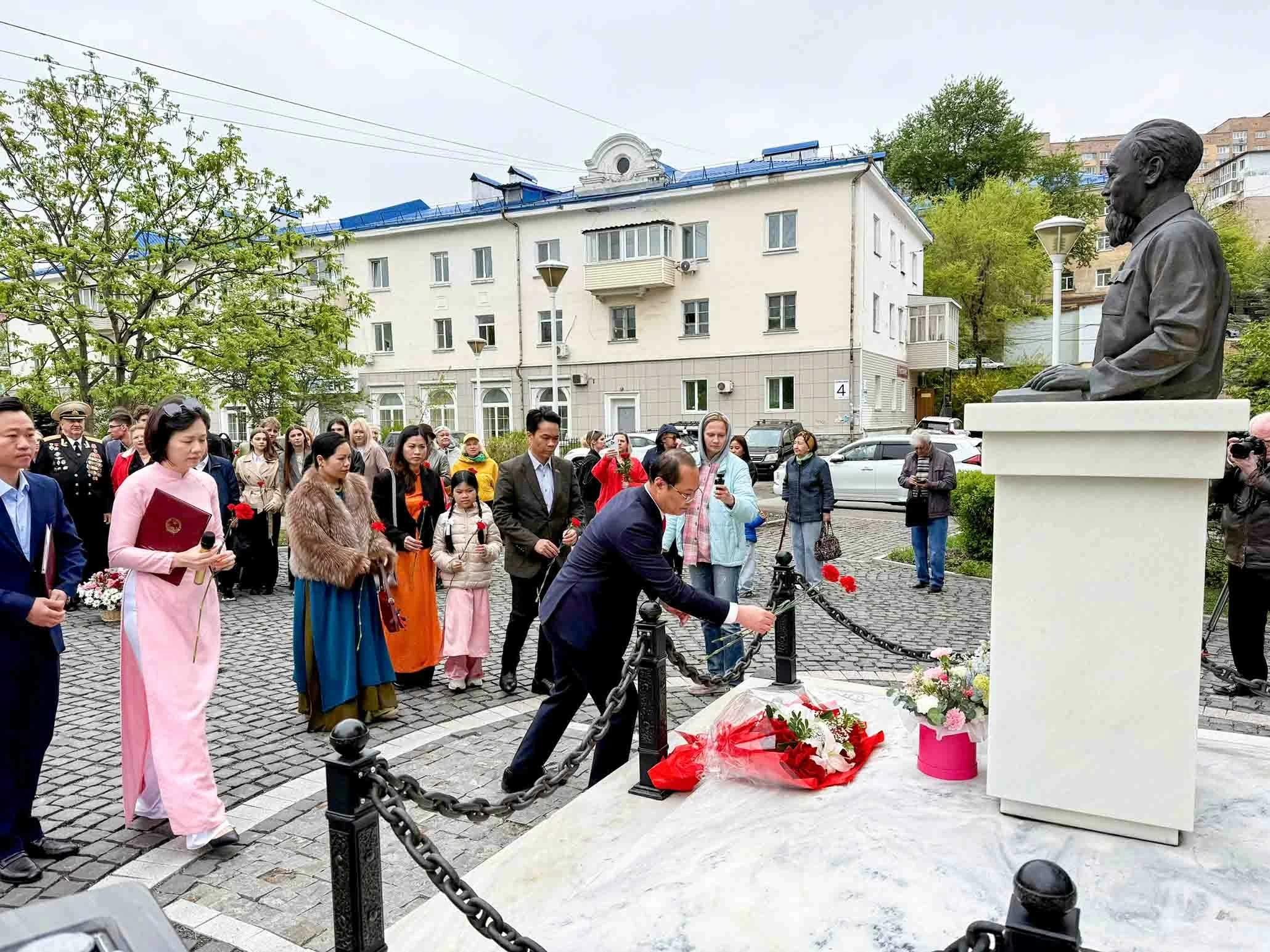 Vang mãi bài ca về Bác giữa không gian xanh vùng Viễn Đông Vang mãi bài ca về Bác giữa không gian xanh vùng Viễn Đông