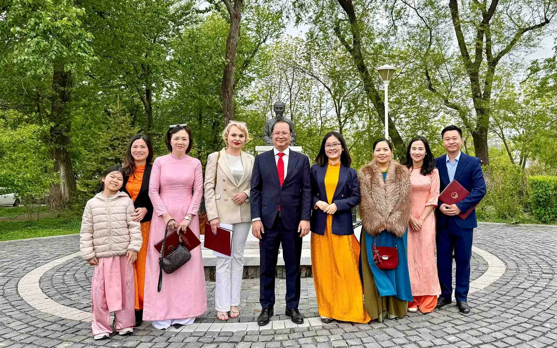 Vang mãi bài ca về Bác giữa không gian xanh vùng Viễn Đông Vang mãi bài ca về Bác giữa không gian xanh vùng Viễn Đông