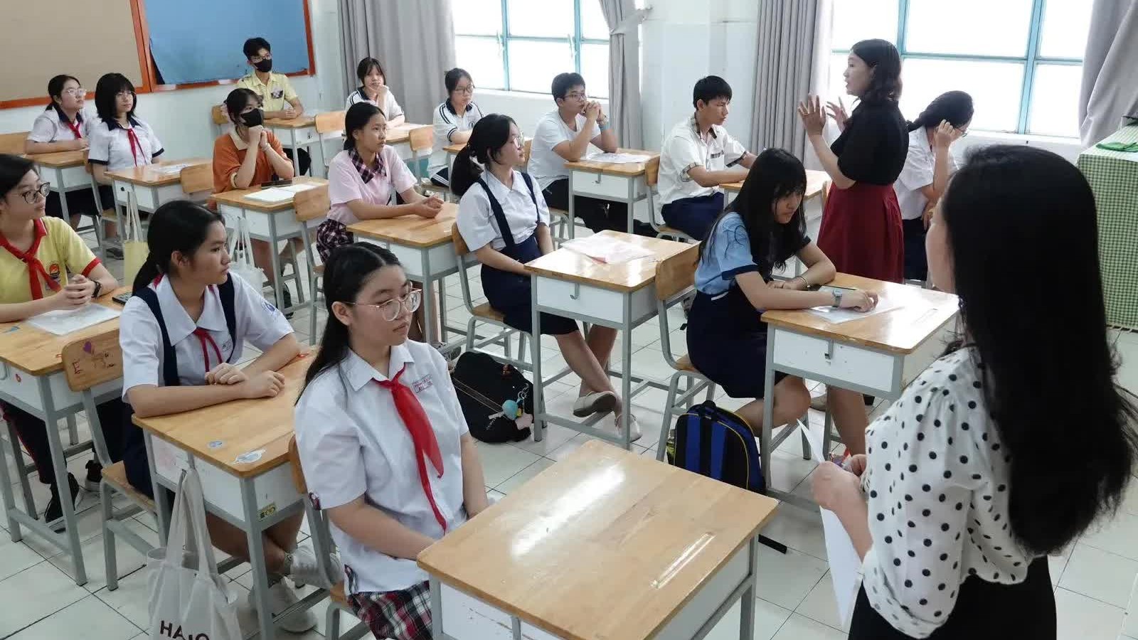 Kỳ thi vào lớp 10 và 'gỡ bỏ' áp lực tuổi 15