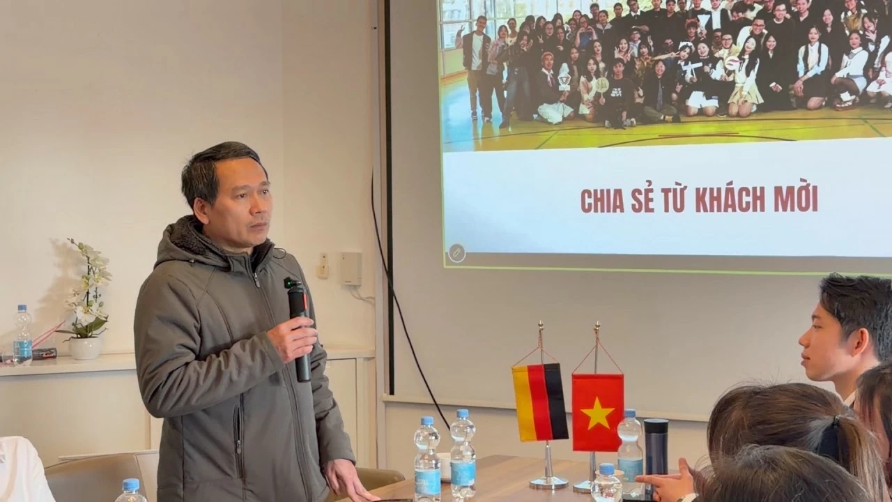 Ông Nguyễn Văn Phong, đại diện Tổng Lãnh sự quán Việt Nam tại Frankfurt phát biểu tại buổi làm việc. (Ảnh: Hồng Trí) Ông Nguyễn Văn Phong, đại diện Tổng Lãnh sự quán Việt Nam tại Frankfurt phát biểu tại buổi làm việc. (Ảnh: Hồng Trí)