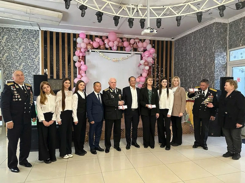 Bạn bè Nga tại Vladivostok tưởng nhớ Chủ tịch Hồ Chí Minh