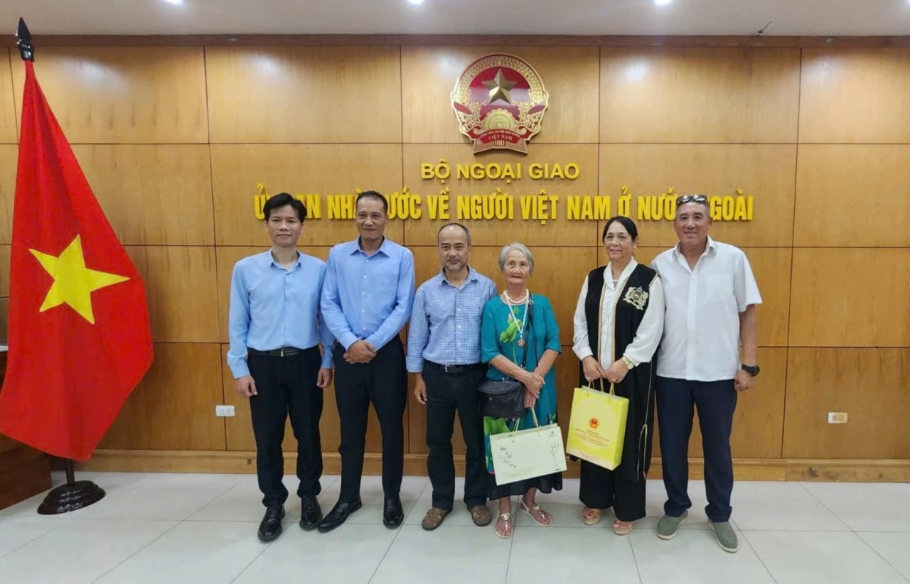 Bà Ghalia Nakhli cùng các thành viên Hội những người con Maroc - Việt Nam làm việc với Ủy ban Nhà nước về người Việt Nam ở nước ngoài. (Ảnh: Quốc Việt)