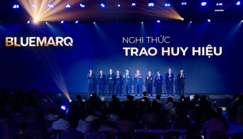 Nghị thức trao huy hiệu cho các lãnh đạo công ty vận hành chủ lực (Ảnh: Bảo Lan)