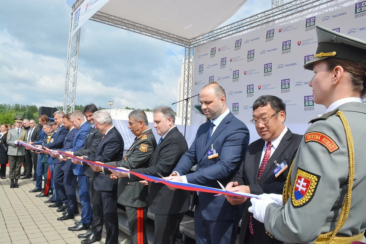 Đoàn Thứ trưởng Bộ Quốc phòng dự Triển lãm Công nghệ quốc phòng và An ninh quốc tế Bratislava (IDEB) 2026