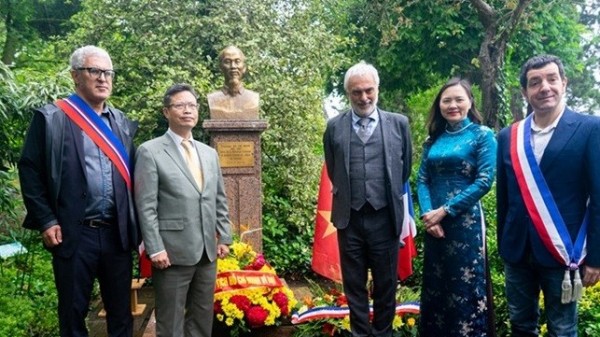 Trang trọng các hoạt động tưởng niệm Chủ tịch Hồ Chí Minh trên đất Pháp