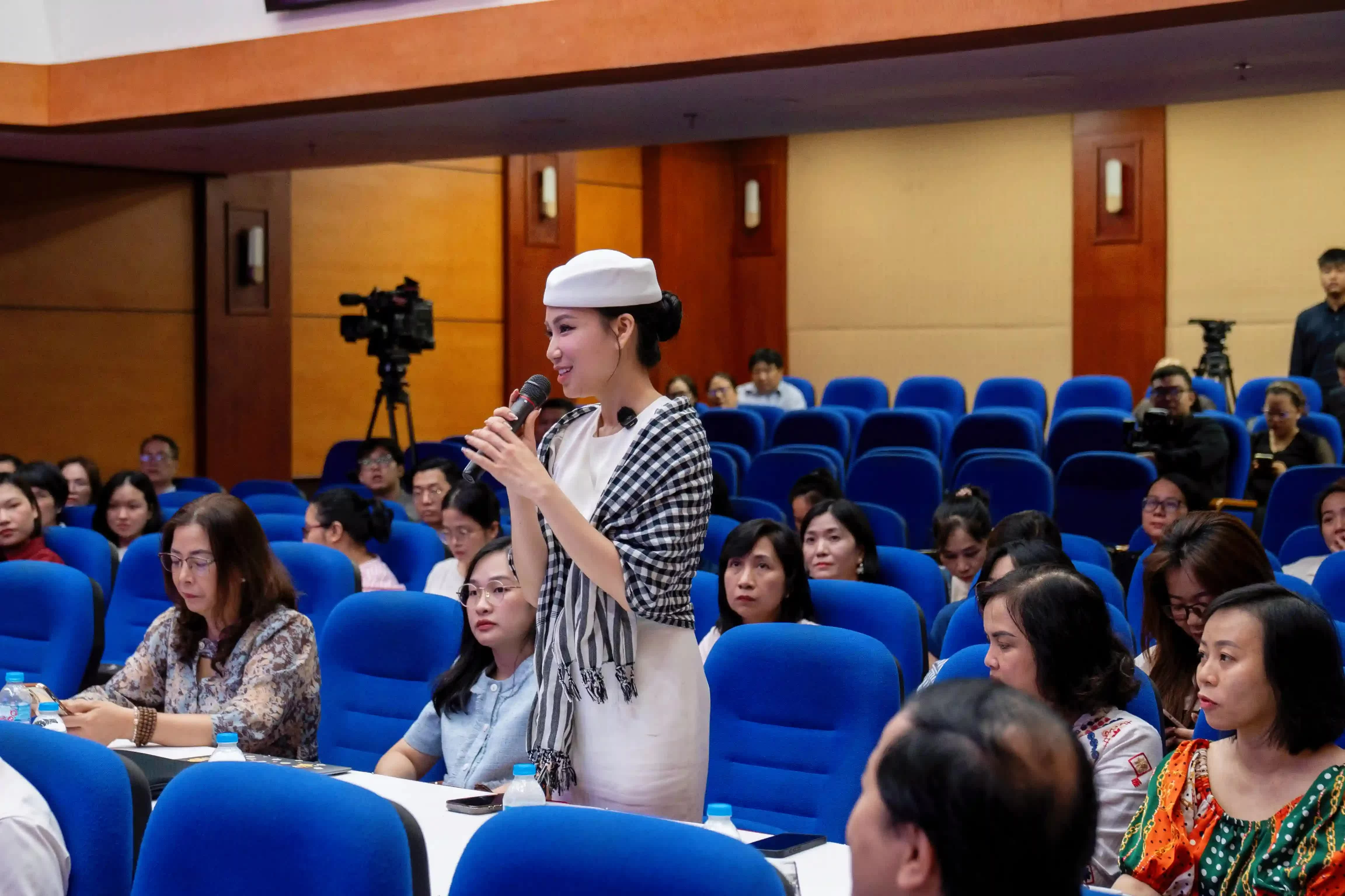 Nhiều câu hỏi tập trung vào cơ hội dành cho người trẻ, tác giả quốc tế và chiến lược quảng bá cuộc thi ra nước ngoài. Nhiều câu hỏi tập trung vào cơ hội dành cho người trẻ, tác giả quốc tế và chiến lược quảng bá cuộc thi ra nước ngoài.