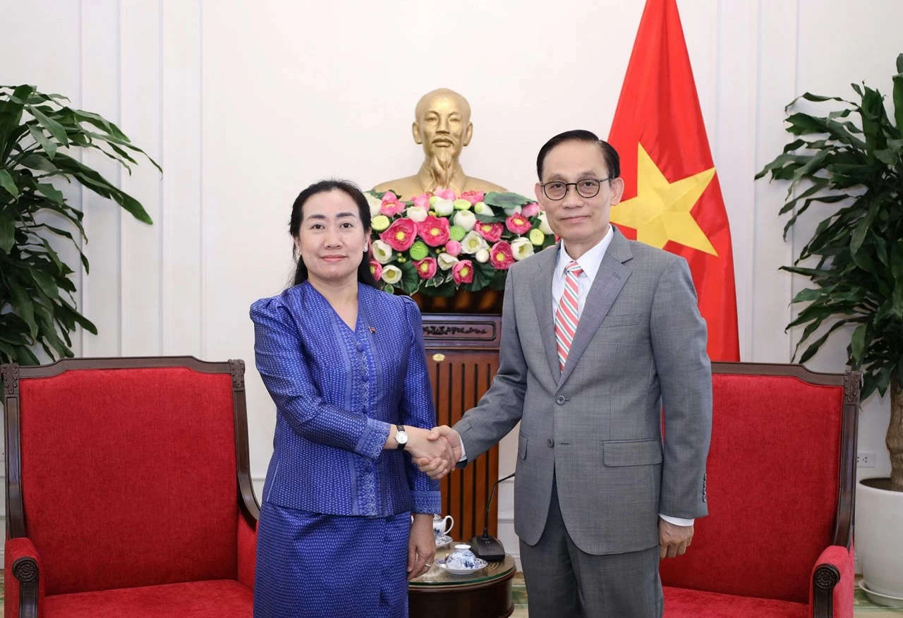 Ủy viên Bộ Chính trị, Bí thư Đảng ủy Bộ, Bộ trưởng Ngoại giao đã tiếp Đại sứ Campuchia Touch Sopharath nhân Ủy viên Bộ Chính trị, Bí thư Đảng ủy Bộ, Bộ trưởng Ngoại giao đã tiếp Đại sứ Campuchia Touch Sopharath nhân