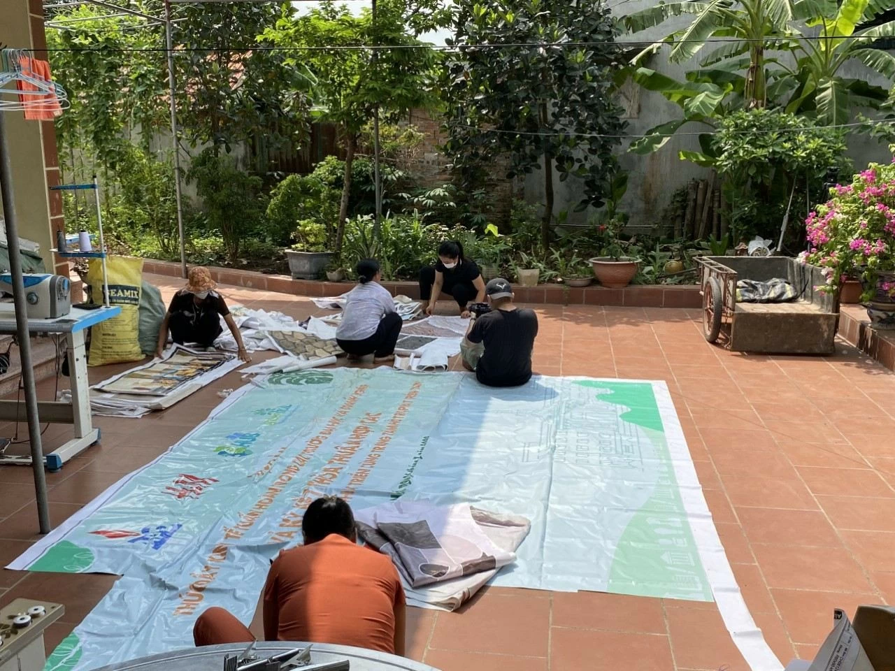 Các sản phẩm tái chế mang đến nguồn thu nhập cho những người phụ nữ yếu thế. (Nguồn: Gaea) Các sản phẩm tái chế mang đến nguồn thu nhập cho những người phụ nữ yếu thế. (Nguồn: Gaea)