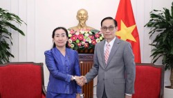 Bộ trưởng Ngoại giao Lê Hoài Trung tiếp Đại sứ Campuchia, khẳng định ưu tiên thúc đẩy quan hệ hữu nghị Việt Nam-Campuchia