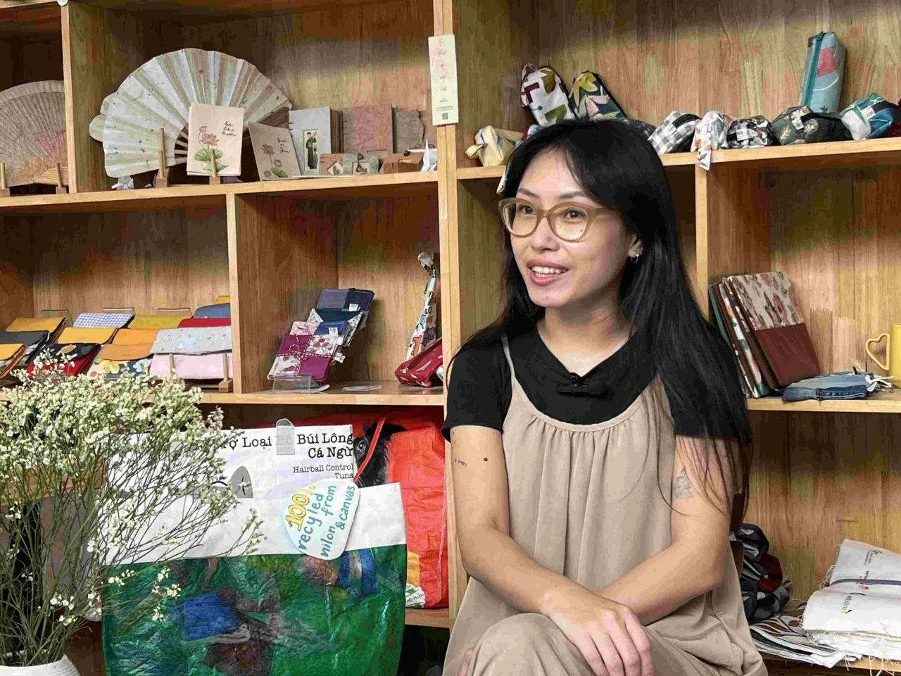 Chị Ngọc, phụ trách truyền thông doanh nghiệp xã hội Gaea, chia sẻ về ý tưởng hình thành mô hình tái chế. (Ảnh: Thảo Vy)
