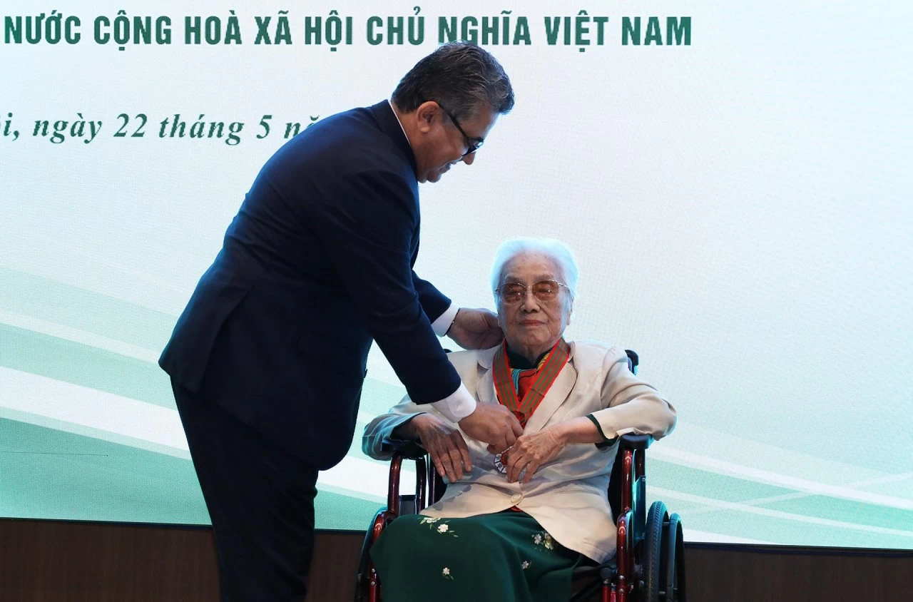 Huân chương “Ngôi sao Công trạng” của Nhà nước Palestine cho nguyên Phó Chủ tịch nước Nguyễn Thị Bình. (Ảnh: Thành Long)