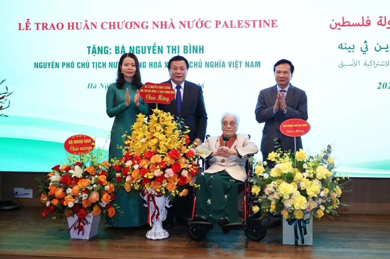 nguyên Phó Chủ tịch nước Nguyễn Thị Bình chụp ảnh chung cùng các đai biểu. (Ảnh: Thành Long)