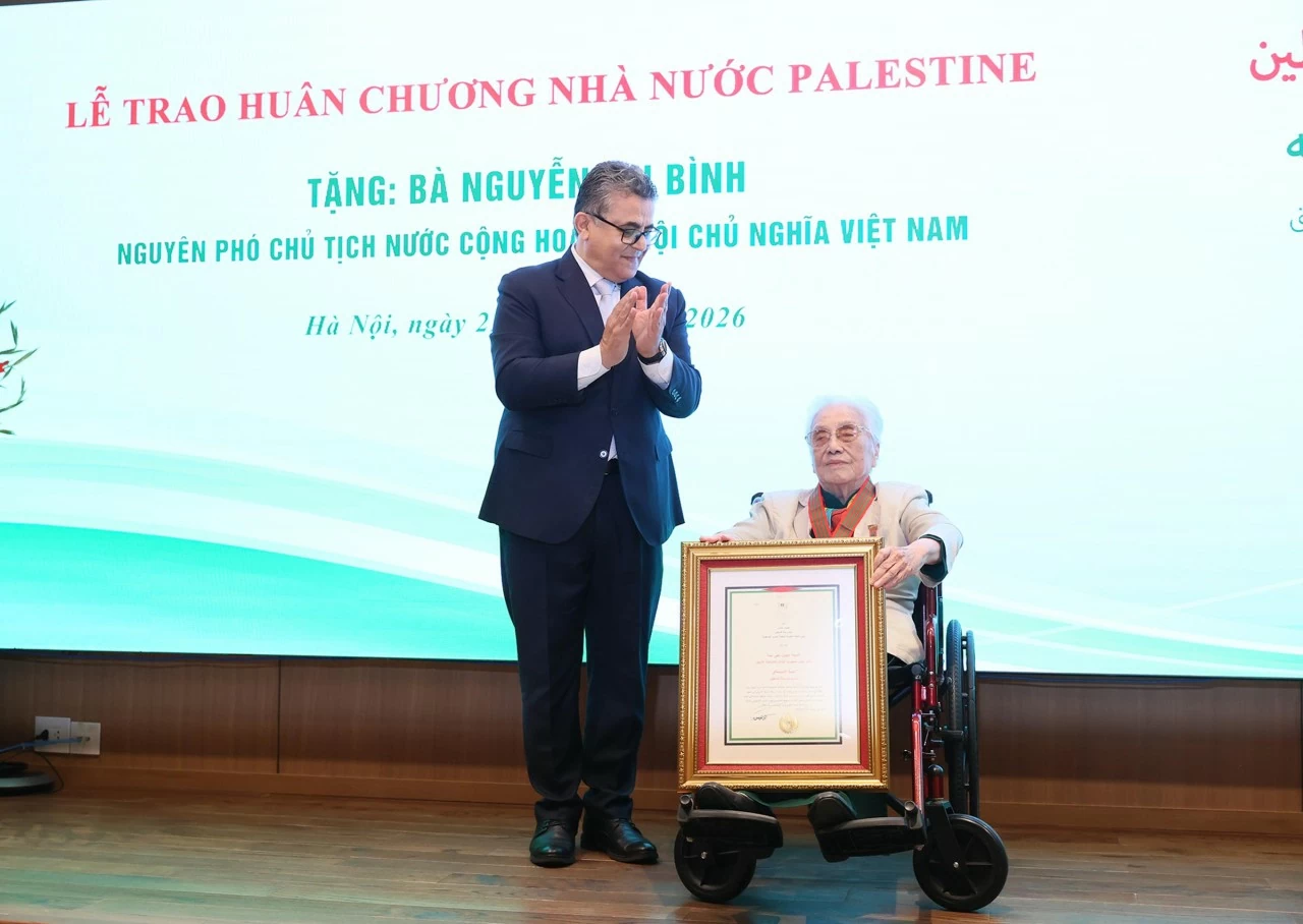 Huân chương “Ngôi sao Công trạng” của Nhà nước Palestine cho nguyên Phó Chủ tịch nước Nguyễn Thị Bình. (Ảnh: Thành Long)