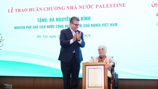 Former Vice President Nguyen Thi Binh receives Palestine’s ‘Star of Merit’ Order