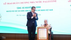 Nguyên Phó Chủ tịch nước Nguyễn Thị Bình nhận Huân chương ‘Ngôi sao Công trạng’ của Nhà nước Palestine