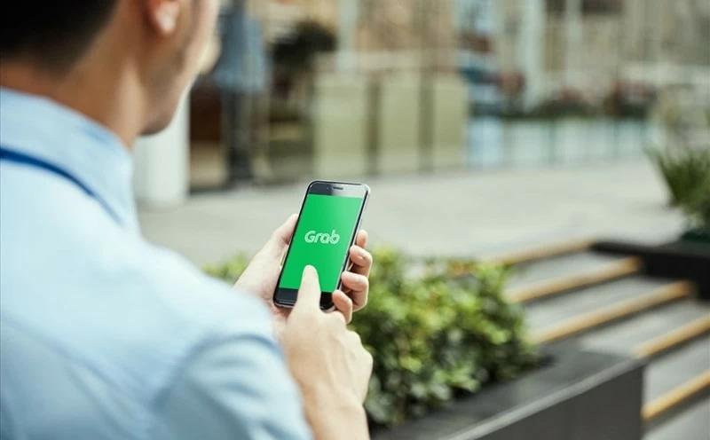 Các nền tảng kinh tế chia sẻ như Grab đang làm thay đổi mô hình cung ứng dịch vụ tại Việt Nam, đồng thời đặt ra nhiều vấn đề pháp lý về quyền lợi người dùng và trách nhiệm nền tảng.