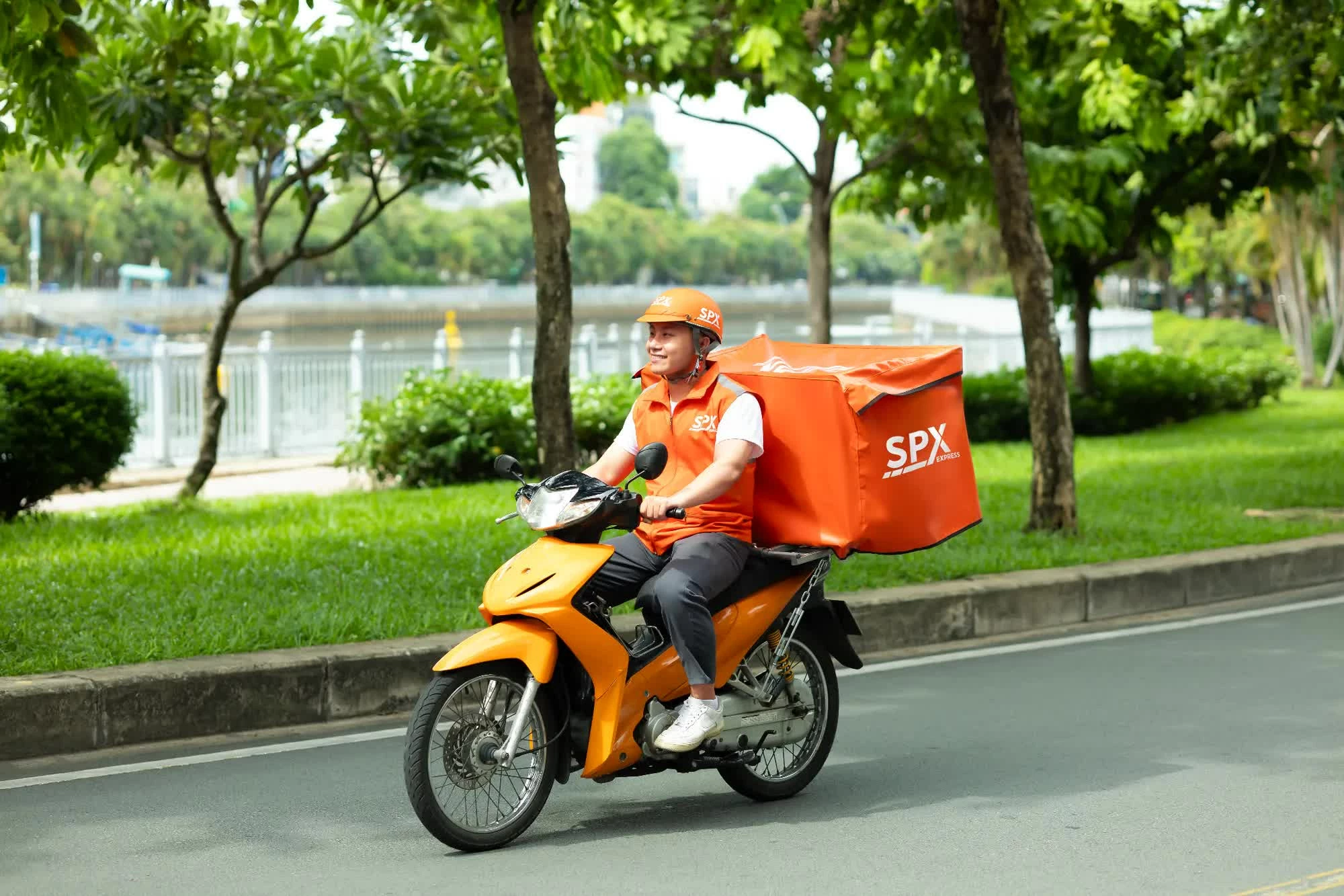 Sự phát triển nhanh của thương mại điện tử và giao hàng nền tảng đặt ra yêu cầu minh bạch thuật toán, kiểm soát điều khoản hợp đồng mẫu và phân định rõ trách nhiệm pháp lý.