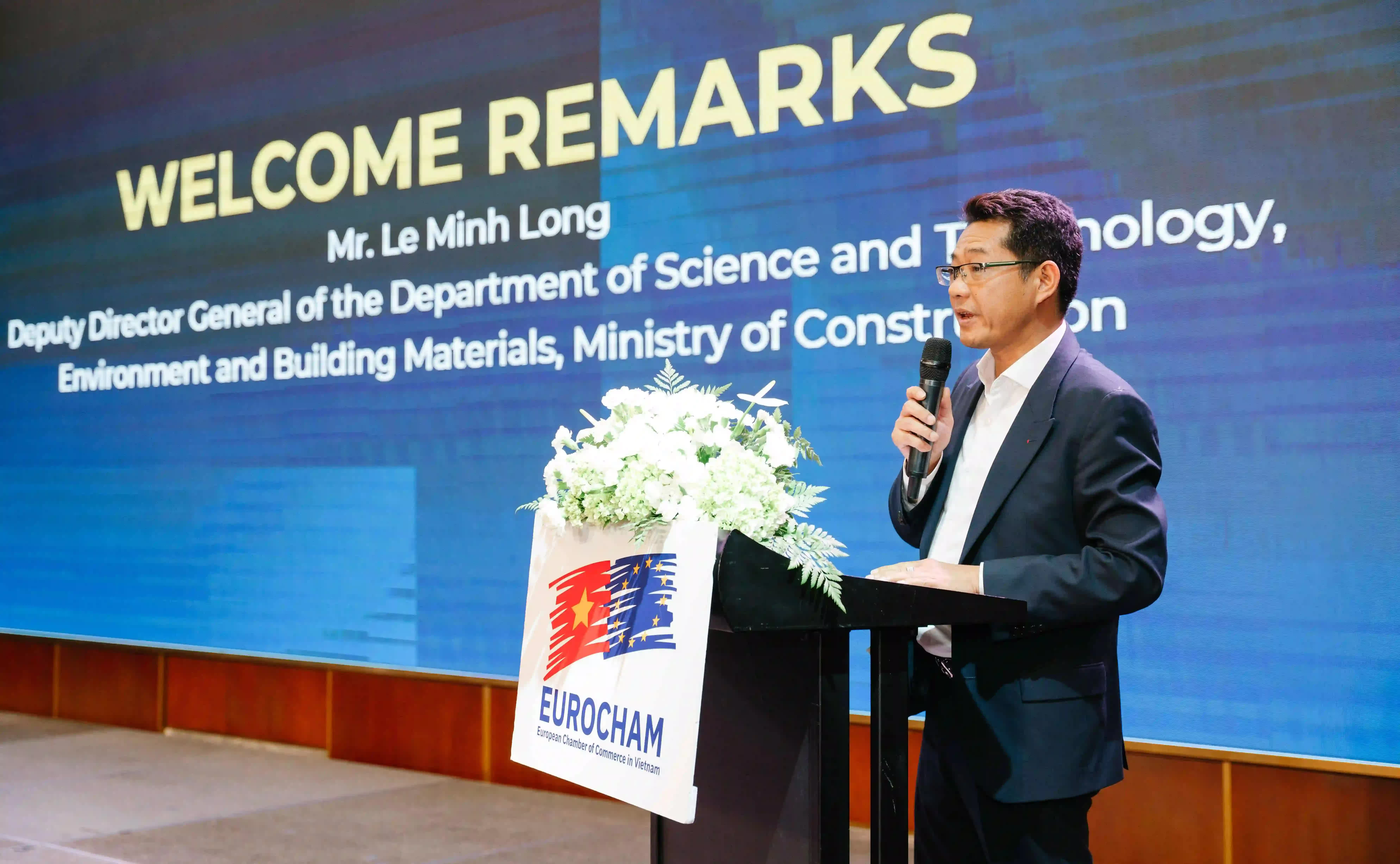 Ông Lê Minh Long, Phó Vụ trưởng Vụ Khoa học Công nghệ và Môi trường (Bộ Xây dựng), phát biểu tại Diễn đàn Nhà cao tầng EuroCham 2026 về định hướng phát triển đô thị bền vững. Ông Lê Minh Long, Phó Vụ trưởng Vụ Khoa học Công nghệ và Môi trường (Bộ Xây dựng), phát biểu tại Diễn đàn Nhà cao tầng EuroCham 2026 về định hướng phát triển đô thị bền vững.