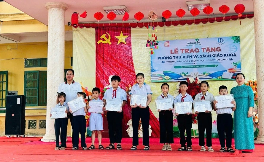 Ams’ Little Helpers và hành trình gieo tri thức vùng cao