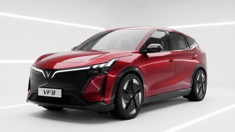 Cận cảnh xe điện VinFast VF 8 thế hệ mới ra mắt khách Việt, giá 999 triệu đồng