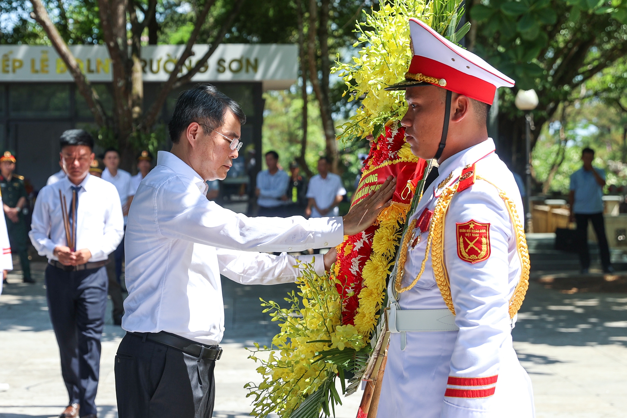 Thủ tướng Lê Minh Hưng tưởng niệm các anh hùng liệt sĩ tại các địa chỉ đỏ ở Quảng Trị Thủ tướng Lê Minh Hưng tưởng niệm các anh hùng liệt sĩ tại các địa chỉ đỏ ở Quảng Trị