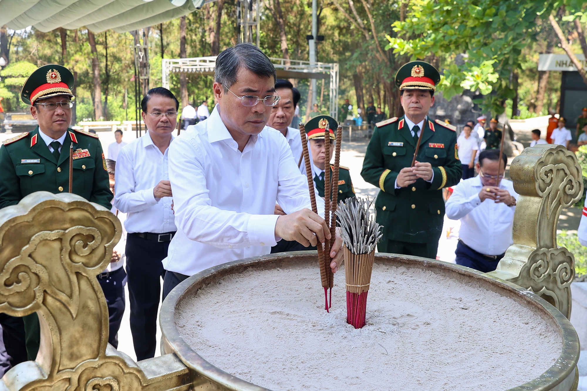 Thủ tướng Lê Minh Hưng tưởng niệm các anh hùng liệt sĩ tại các địa chỉ đỏ ở Quảng Trị Thủ tướng Lê Minh Hưng tưởng niệm các anh hùng liệt sĩ tại các địa chỉ đỏ ở Quảng Trị