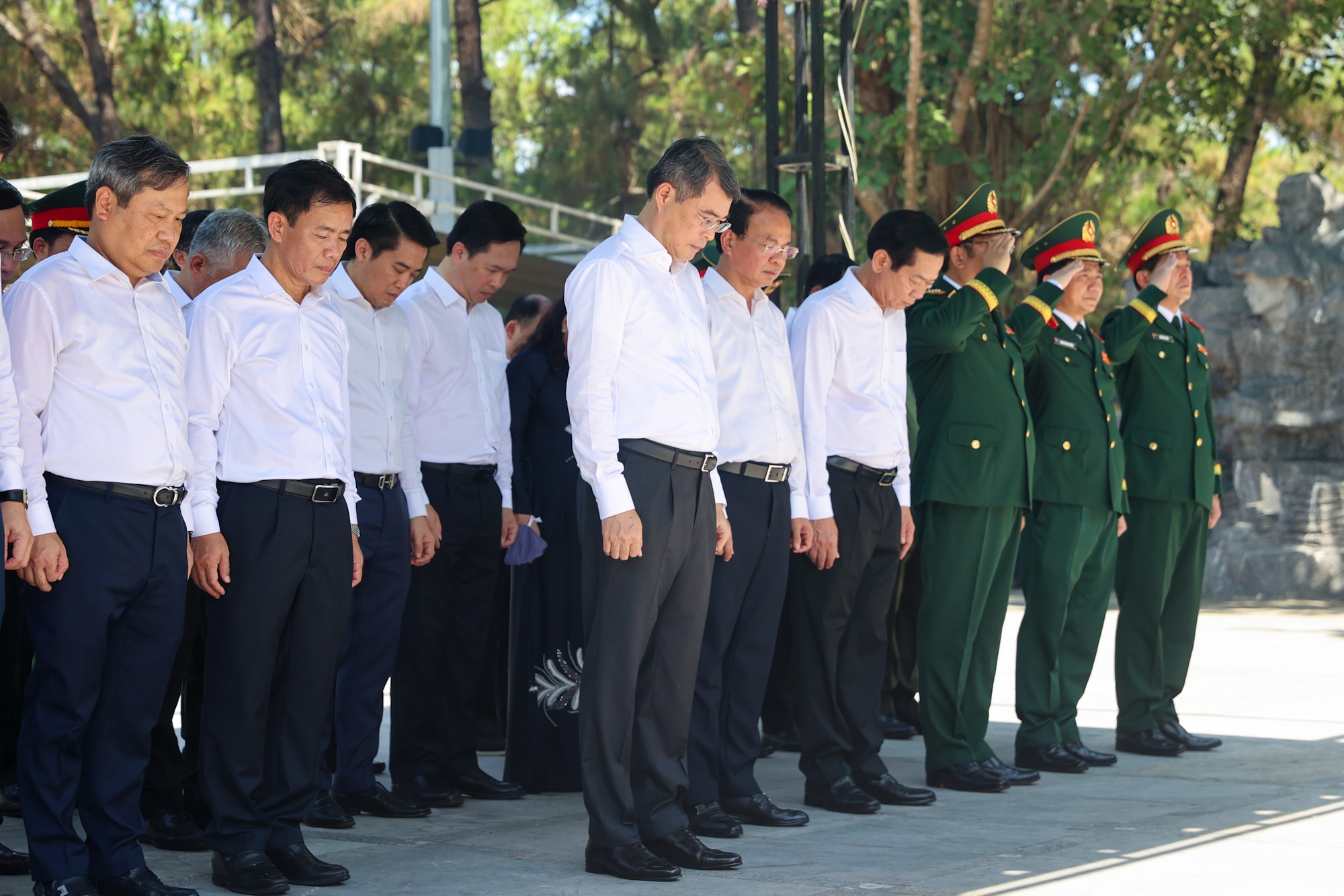 Thủ tướng Lê Minh Hưng tưởng niệm các anh hùng liệt sĩ tại các địa chỉ đỏ ở Quảng Trị Thủ tướng Lê Minh Hưng tưởng niệm các anh hùng liệt sĩ tại các địa chỉ đỏ ở Quảng Trị